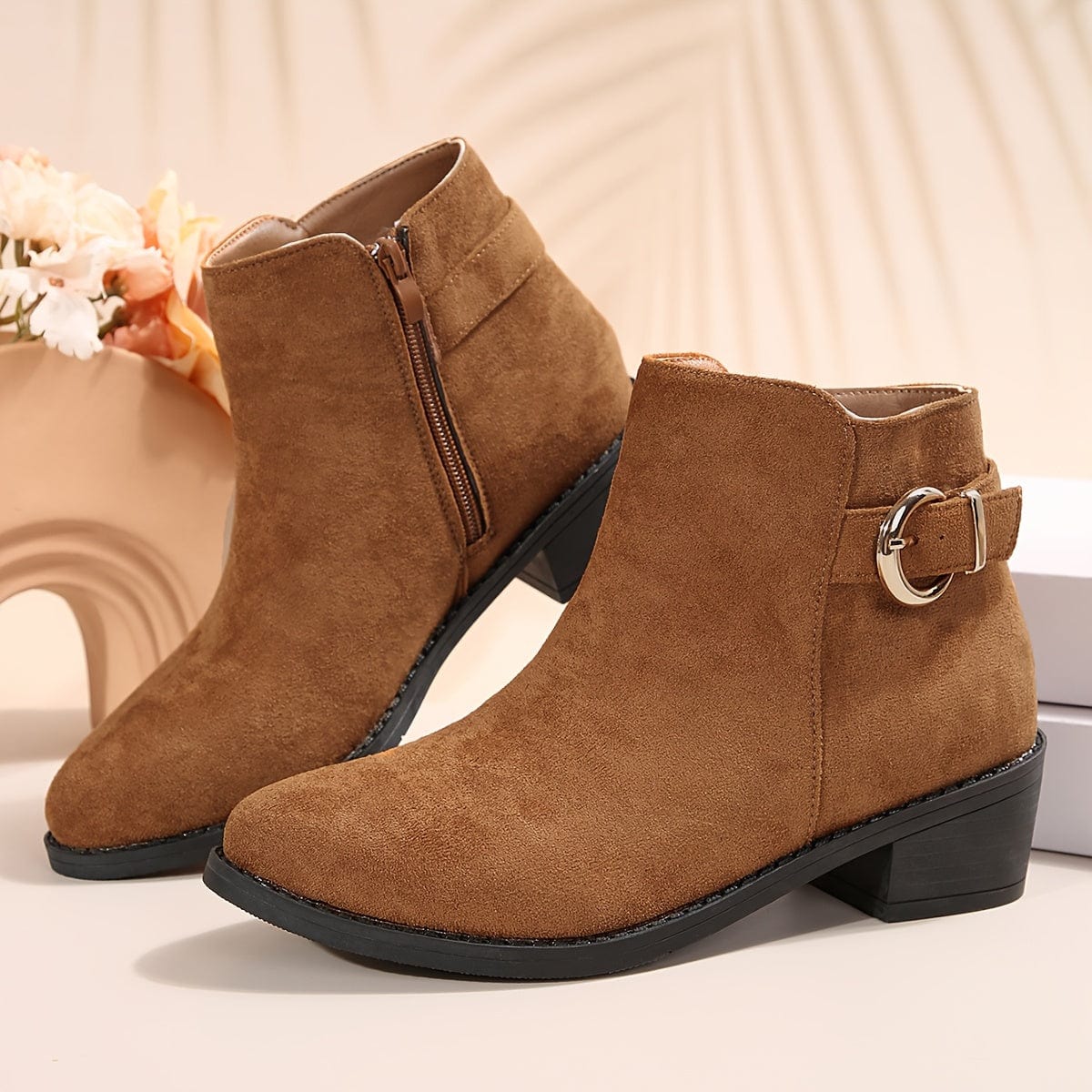 Bottines Vaneli Dommie En Daim Taupe - Avec Pompon, Pointure 8.5W (large), Neuf Avec Boîte - Style Ankle Boot